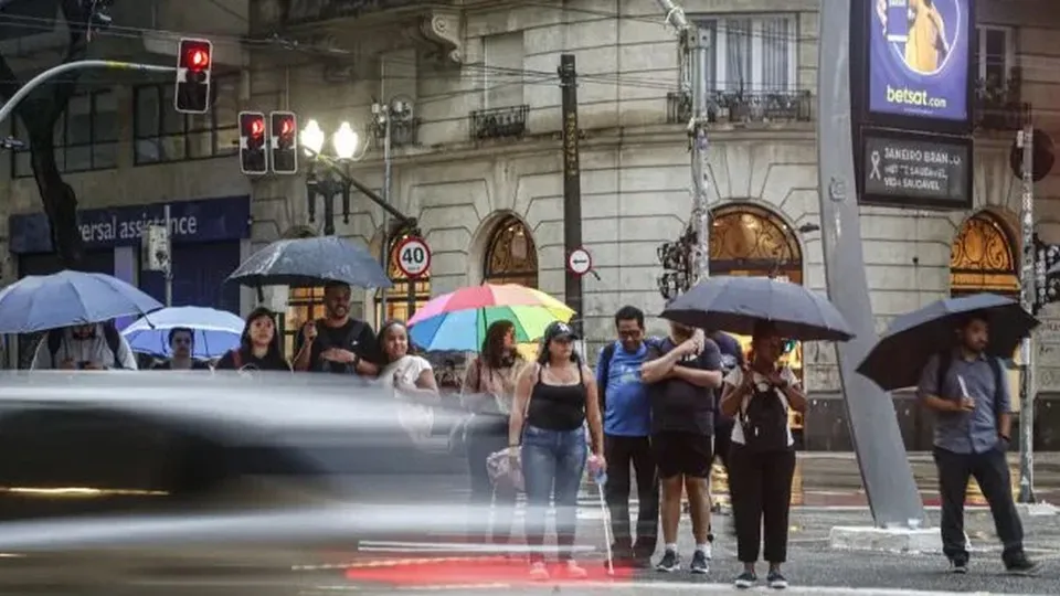 A frente fria começará a se formar na quinta-feira (6/3) e trará alívio ao clima em diversas regiões do país.