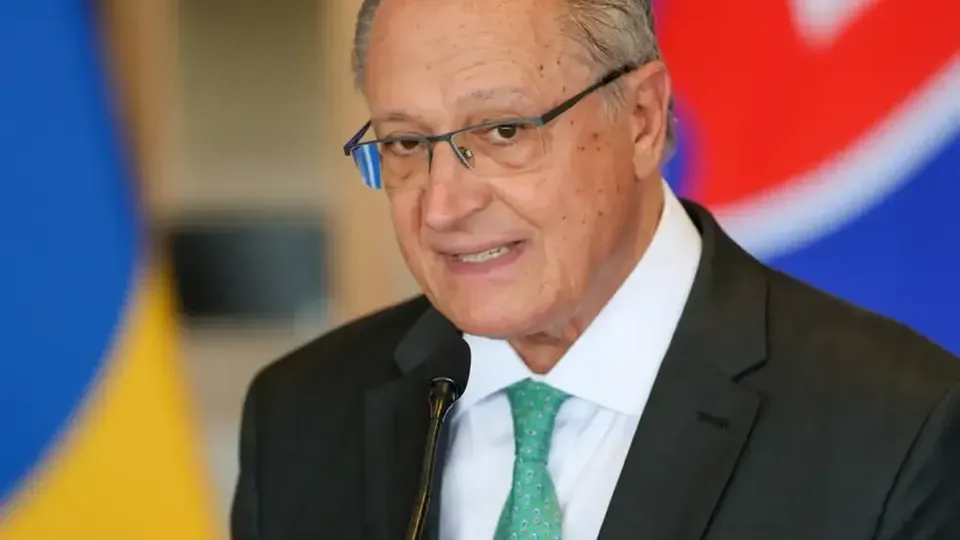 Vice-presidente brasileiro busca diálogo sobre as novas tarifas que podem impactar a economia nacional; reunião será por videoconferência.