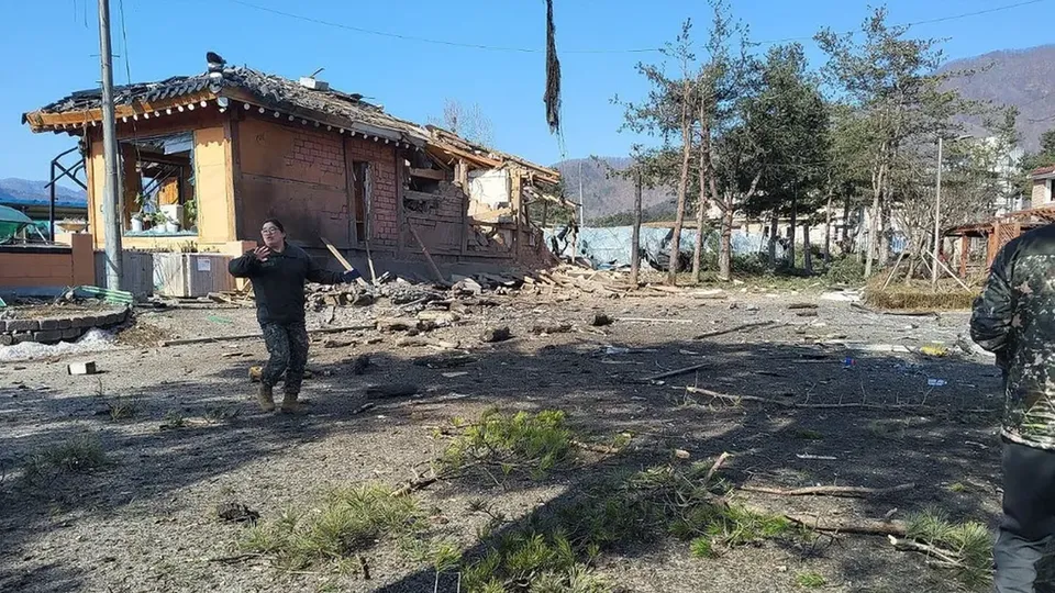 Durante um exercício militar, um caça sul-coreano lançou bombas fora da área designada, ferindo civis em Pocheon.