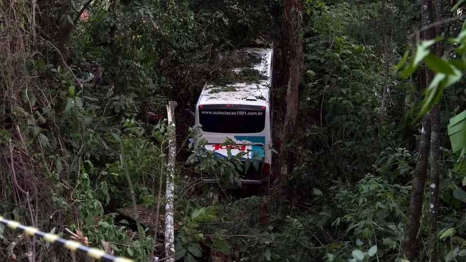 Acidente ocorreu na madrugada desta quinta-feira (6) em Pindamonhangaba, SP, e mobilizou equipes de resgate.