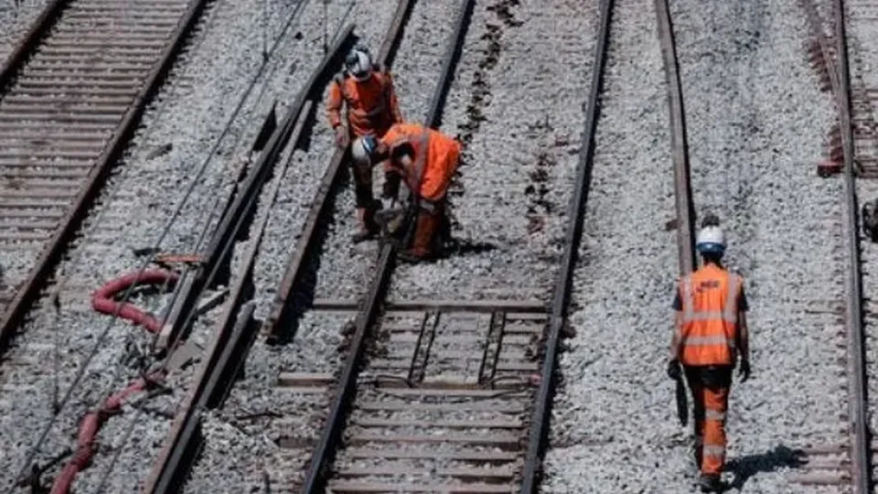 Descoberta de artefato explosivo leva à paralisação do movimento ferroviário na principal estação de Paris.