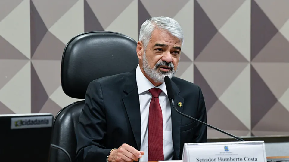 Deputado federal José Guimarães (PT-CE) deve continuar como líder do governo na Câmara, evitando complicações para Lula.