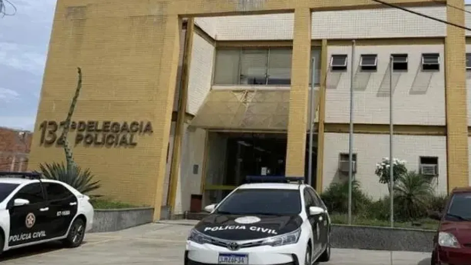 Homem foi detido em Arraial do Cabo após chamar mulher de 'macaca' dentro de veículo público.