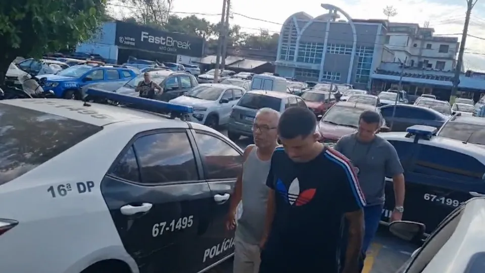 Dupla foi presa ao tentar retirar purificadores de água comprados com cartões fraudulentos; polícia investiga outros casos.