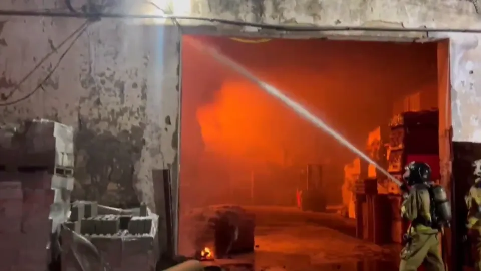 Corpo de Bombeiros combate chamas em galpão no Centro; não há registro de feridos até o momento