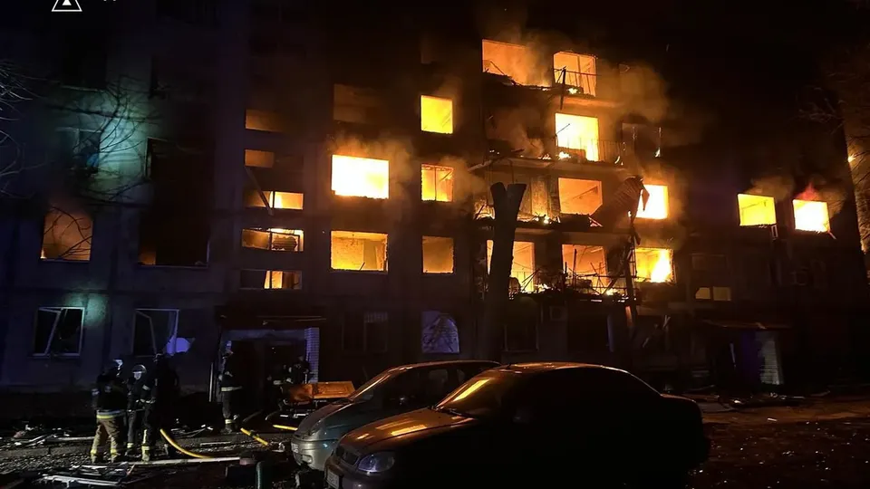 Bombardeios em Dobropillia e Kharkiv causaram mortes e danos significativos a infraestrutura civil.