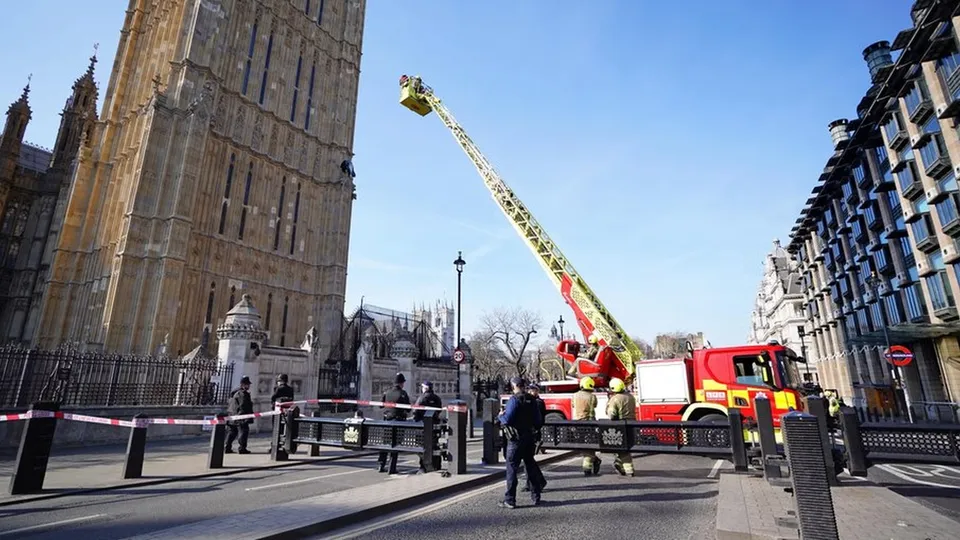 Manifestante escala Big Ben em Londres e exibe bandeira da Palestina