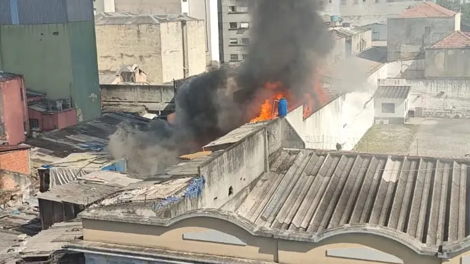 Corpo de Bombeiros mobiliza nove equipes para combater incêndio em comunidade; não há registro de vítimas até o momento.