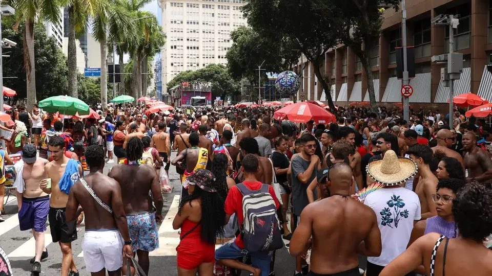Infectologistas recomendam precauções para foliões com sintomas respiratórios após a folia.