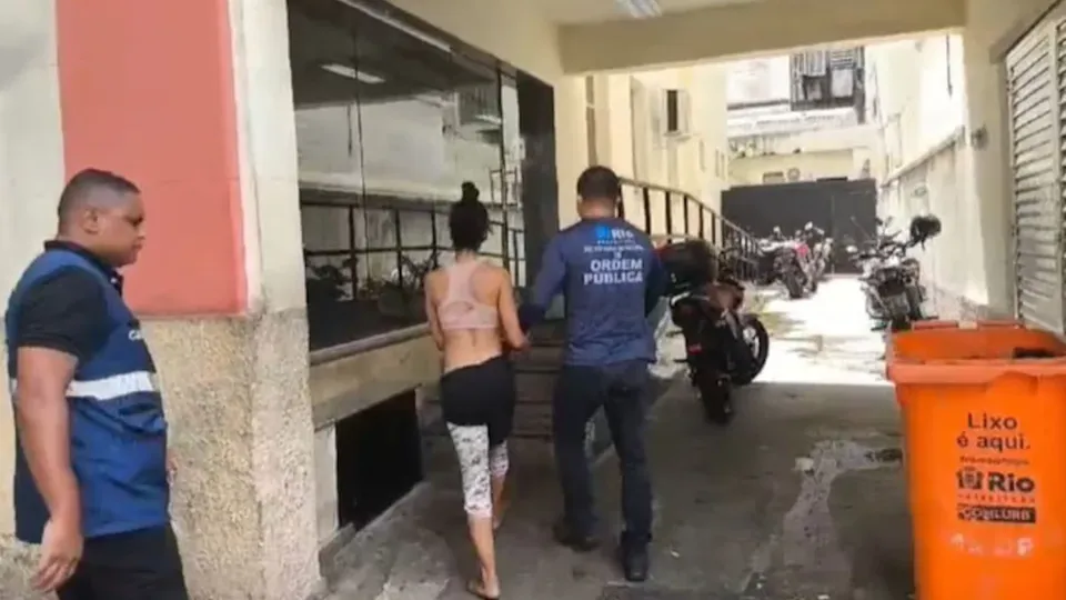 Detenção ocorreu em Copacabana durante operação da Secretaria Municipal de Ordem Pública; mulher foi filmada chamando agente de 'macaca'.