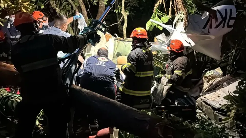 Acidente ocorreu na tarde deste domingo; um homem morreu e outro ficou preso às ferragens