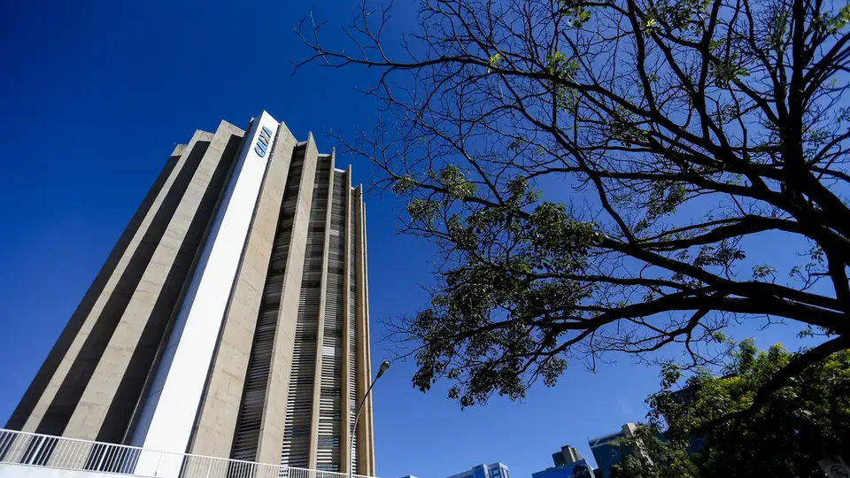 A companhia protocolou pedido à CVM para emissão de ações ordinárias, com arrecadação estimada em R$ 1,319 bilhão.
