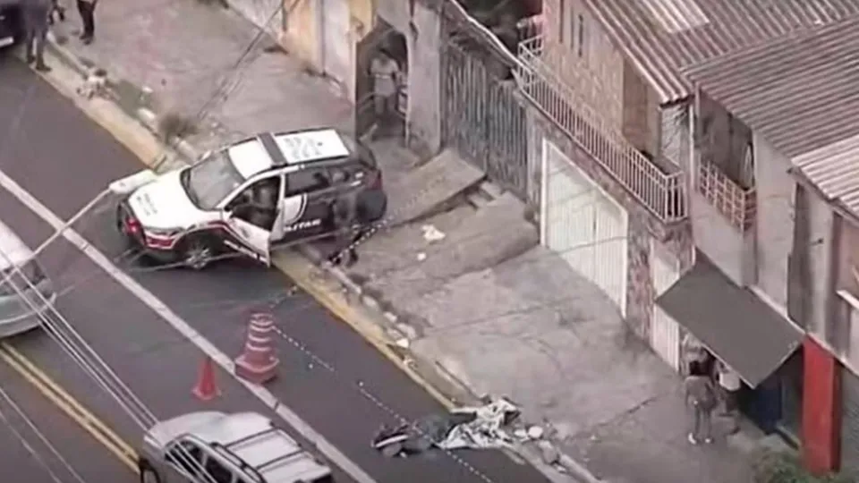 Vítima, ainda não identificada, foi descoberta com sinais de violência; investigação está a cargo do DHPP.
