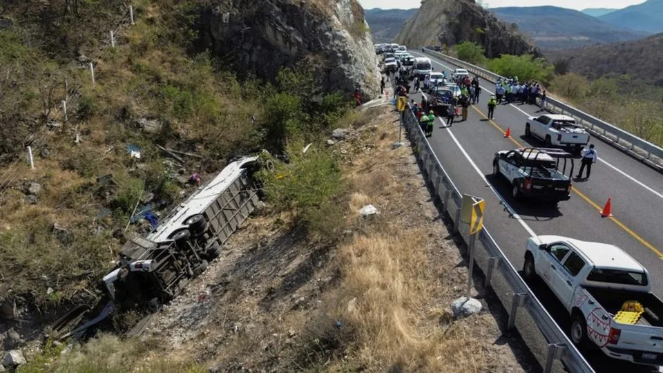 Ônibus capotou na rodovia Mitla-Tehuantepec, em Oaxaca, enquanto voltava da Cidade do México.