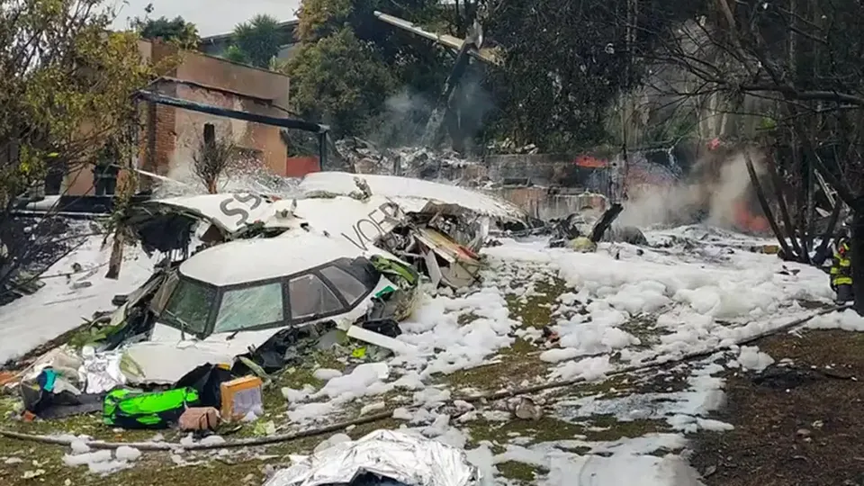 Companhia aérea enfrenta suspensão de operações devido a falhas de segurança e já trabalha para regularizar a situação.