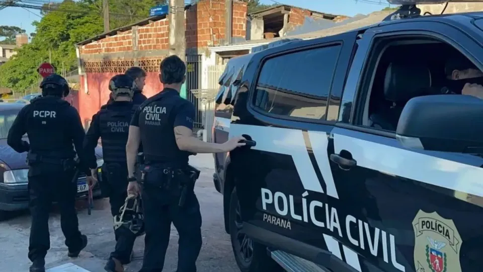 Homem de 60 anos é acusado de estuprar uma aluna autista e importunar outras quatro adolescentes.