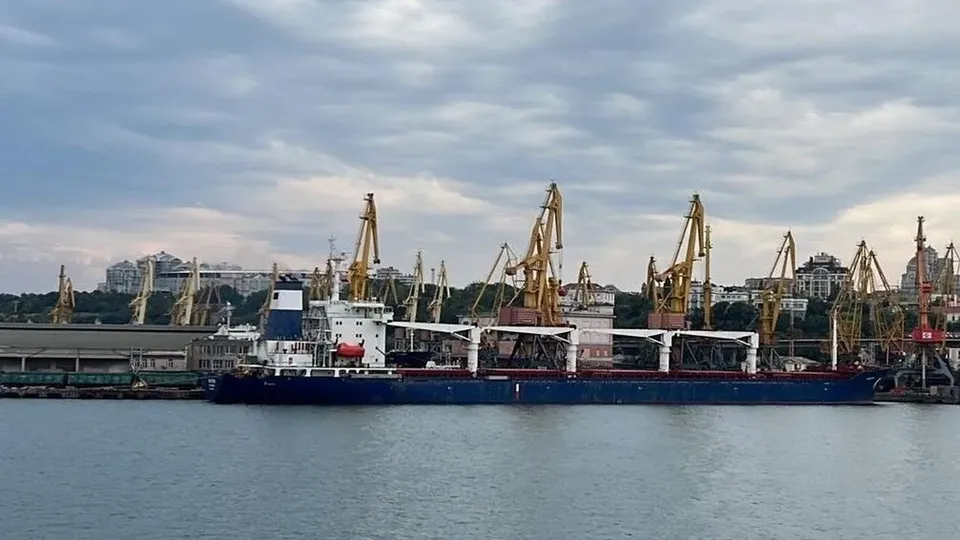 Um ataque com mísseis balísticos danificou navio de carga e deixou feridos na Ucrânia.