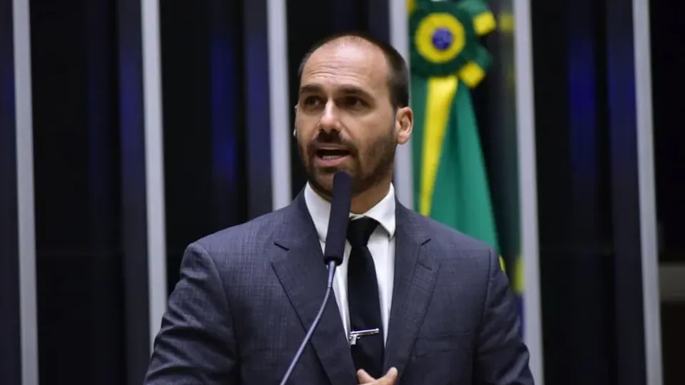 Líder da oposição na Câmara, deputado Zucco, solicita audiência com Paulo Gonet sobre passaporte do deputado Eduardo Bolsonaro
