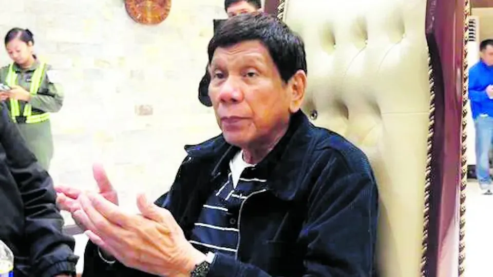O ex-presidente Rodrigo Duterte foi levado ao Tribunal Penal Internacional para responder por crimes durante sua gestão, incluindo homicídios em massa.