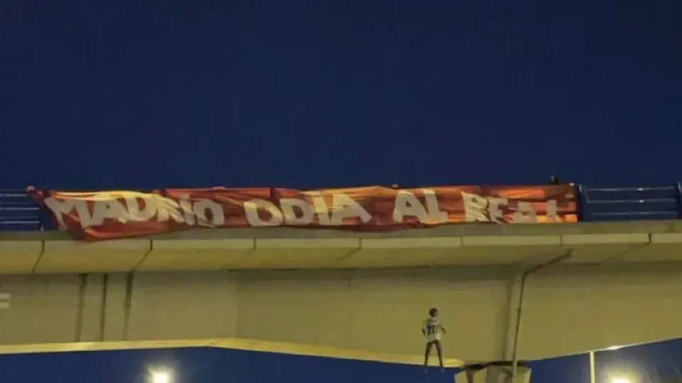 Atacante brasileiro é alvo de ofensas racistas antes do clássico contra o Real Madrid