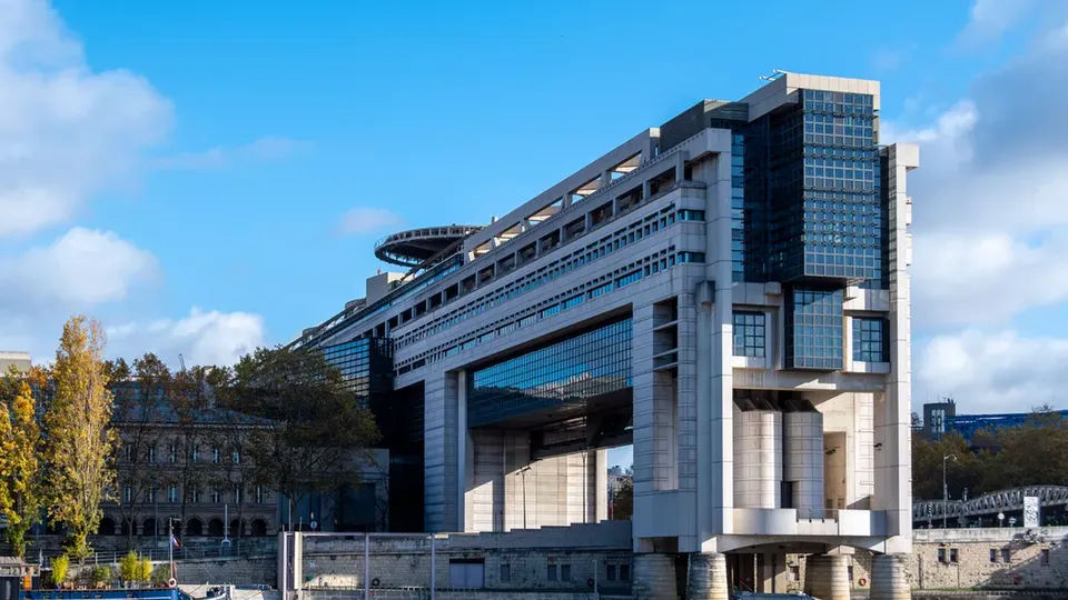 Um funcionário é suspeito de ter fornecido informações sobre argelinos na França a um consulado da Argélia.