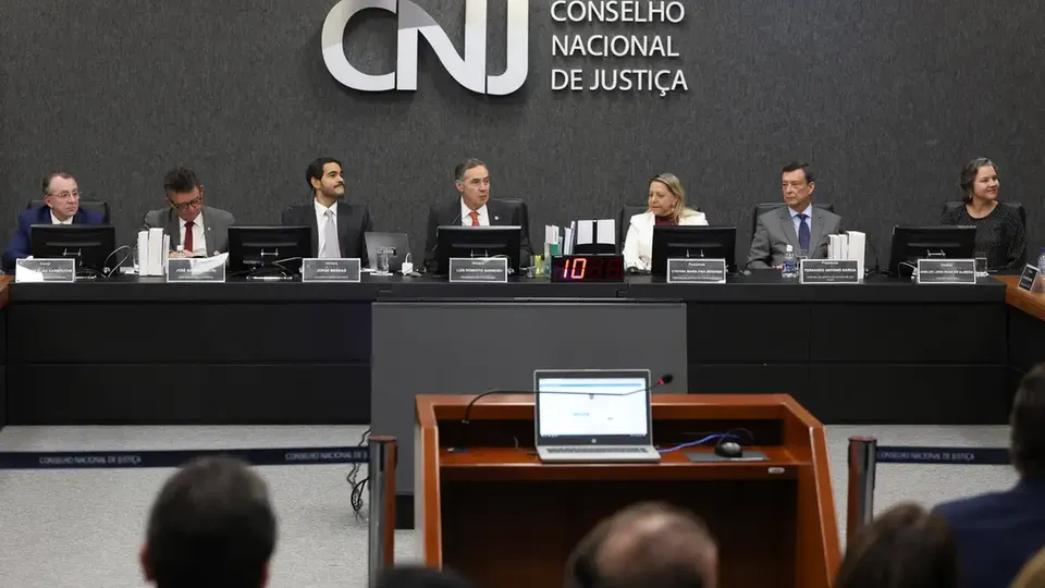 Conselho Nacional de Justiça questiona necessidade de aquisição de celulares de alto custo para magistrados.