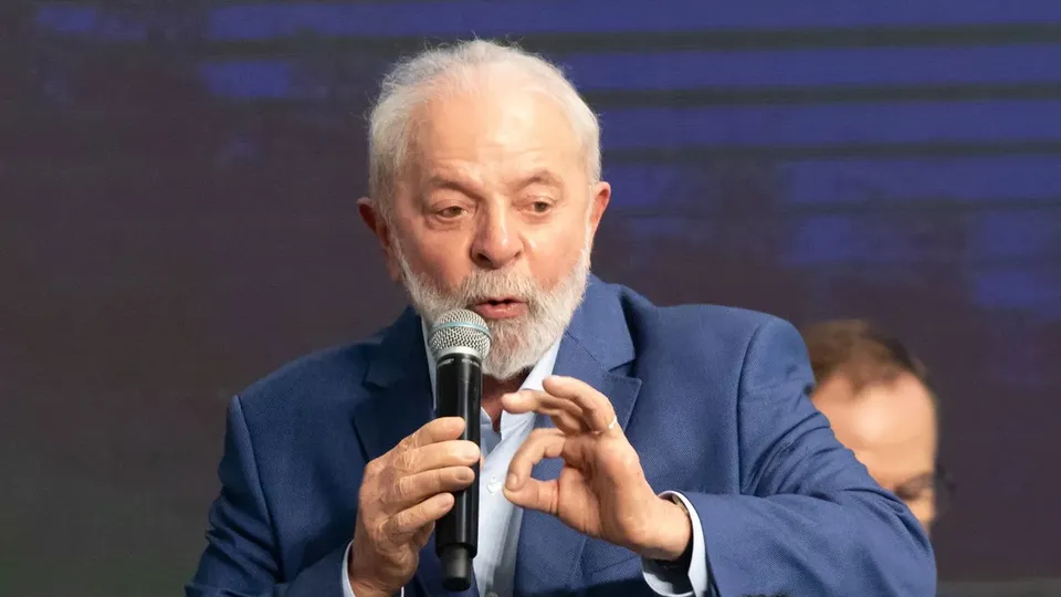 O presidente Lula elogiou o trabalho do líder do governo na Câmara, José Guimarães, durante discurso sobre reforma tributária.