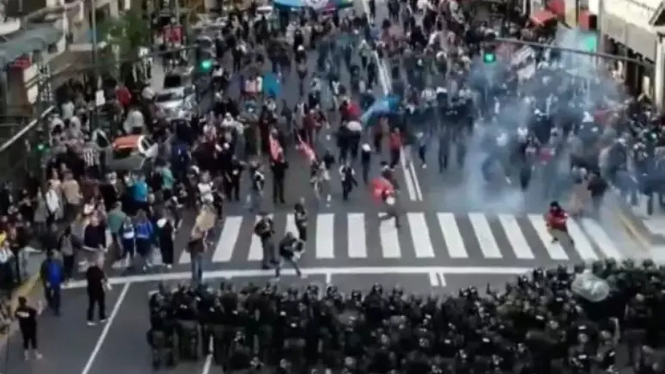 Manifestações em Buenos Aires, apoiadas por torcedores de futebol, exigem melhores condições de aposentadorias e geram tumulto.