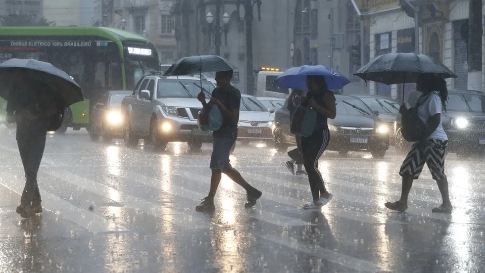 Meteorologia prevê chuvas intensas e altas temperaturas em diversas regiões do Brasil nesta quinta-feira, 13 de março.