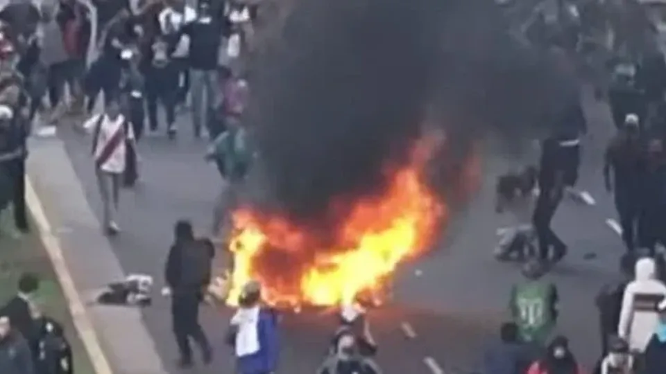 Aposentados se manifestam em Buenos Aires contra a desvalorização das aposentadorias e a alta dos preços, resultando em violência.