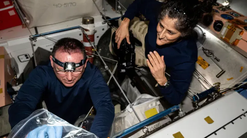Problemas técnicos com o sistema hidráulico do foguete Falcon 9 atrasam a missão que resgataria os astronautas Butch Wilmore e Suni Williams.