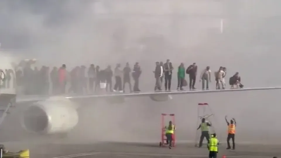 Um incêndio em um avião da American Airlines ocorreu no Aeroporto de Denver, forçando a evacuação dos passageiros.