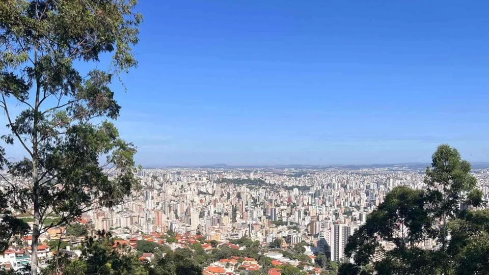 A previsão para esta sexta-feira (14) em BH é de altas temperaturas, com termômetros chegando a 32°C e chance de chuvas à noite.