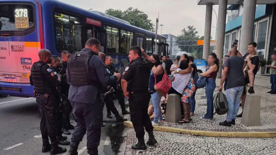 Um homem foi detido após sequestrar ônibus com 70 passageiros na Avenida Brasil, no Rio de Janeiro.