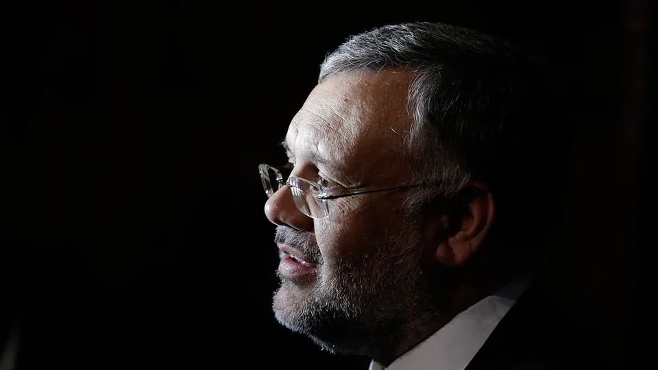 O secretário de Estado Marco Rubio anunciou a expulsão do embaixador Ebrahim Rasool, acusado de incitar ódio contra o presidente.