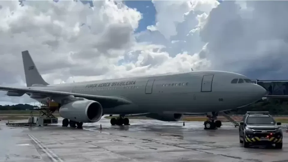 Repatriação de brasileiros deportados ocorre em voo da Força Aérea Brasileira com chegada prevista para às 9h.