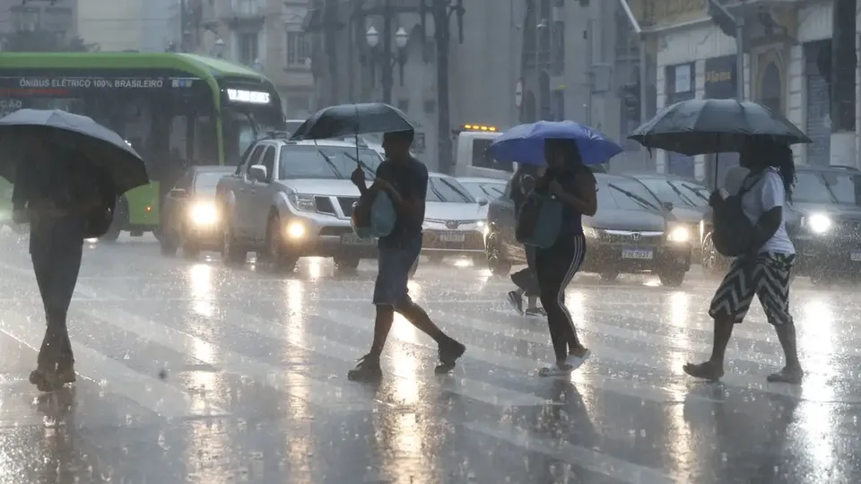 Alerta é válido até domingo (16); previsão indica chuvas isoladas e temperaturas amenas na capital paulista.