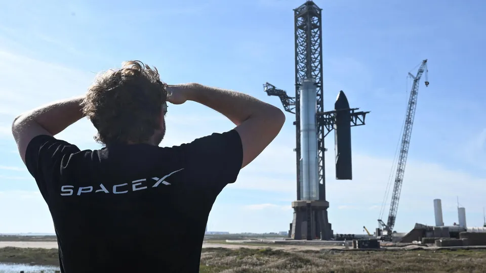 O fundador da SpaceX, Elon Musk, anunciou que o megafoguete Starship deve decolar para Marte no fim de 2026, com o robô humanoide Optimus a bordo.