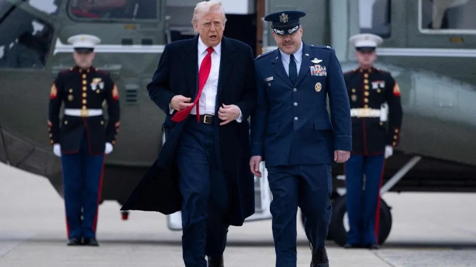O governo de Donald Trump considera uma proibição de viagens que impactaria cidadãos de dezenas de países, conforme o NYT.