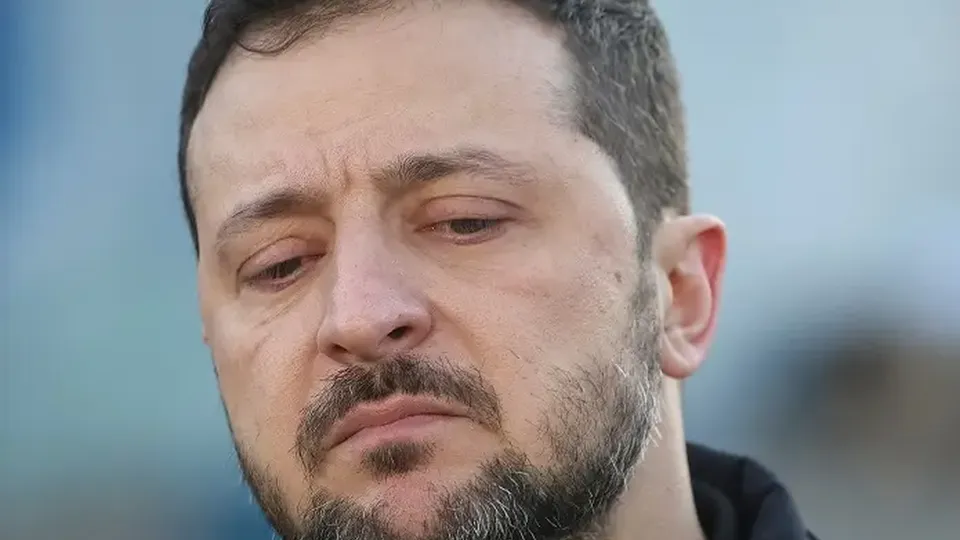 O presidente ucraniano, Volodymyr Zelensky, destaca acúmulo de tropas russas na fronteira leste do país e pede apoio internacional.
