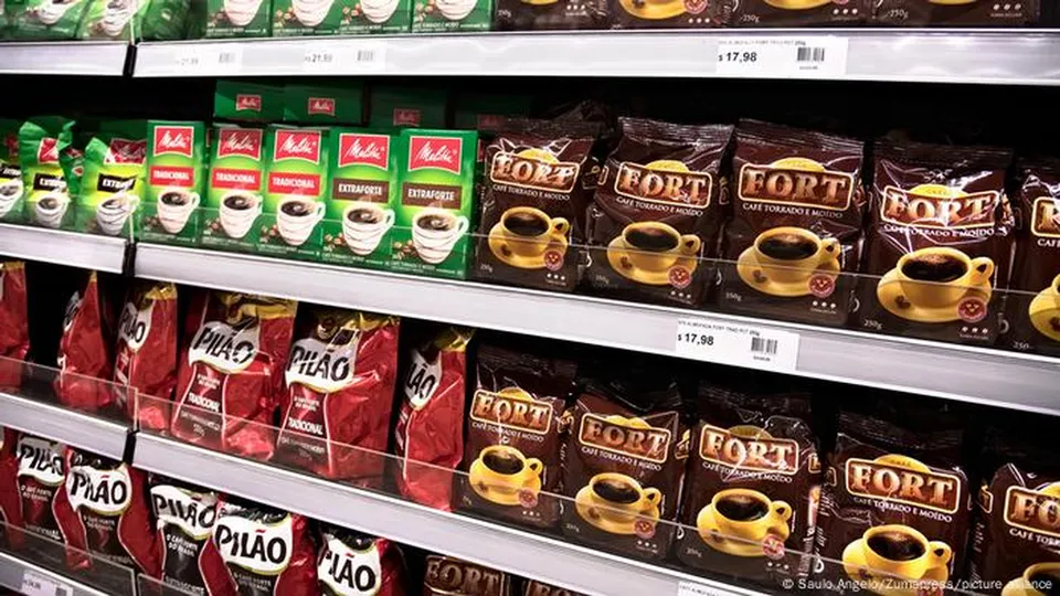 Produtos como pó à base de café e compostos lácteos imitam alimentos tradicionais, mas podem prejudicar a saúde dos consumidores.