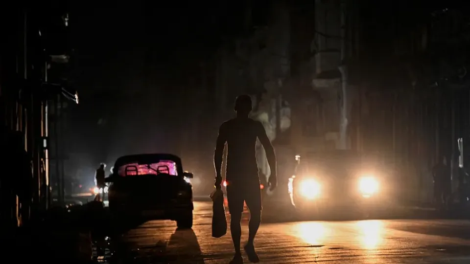 Na noite de sexta-feira (14), Cuba registrou um apagão geral, resultado de uma falha no sistema elétrico nacional, afetando milhões.