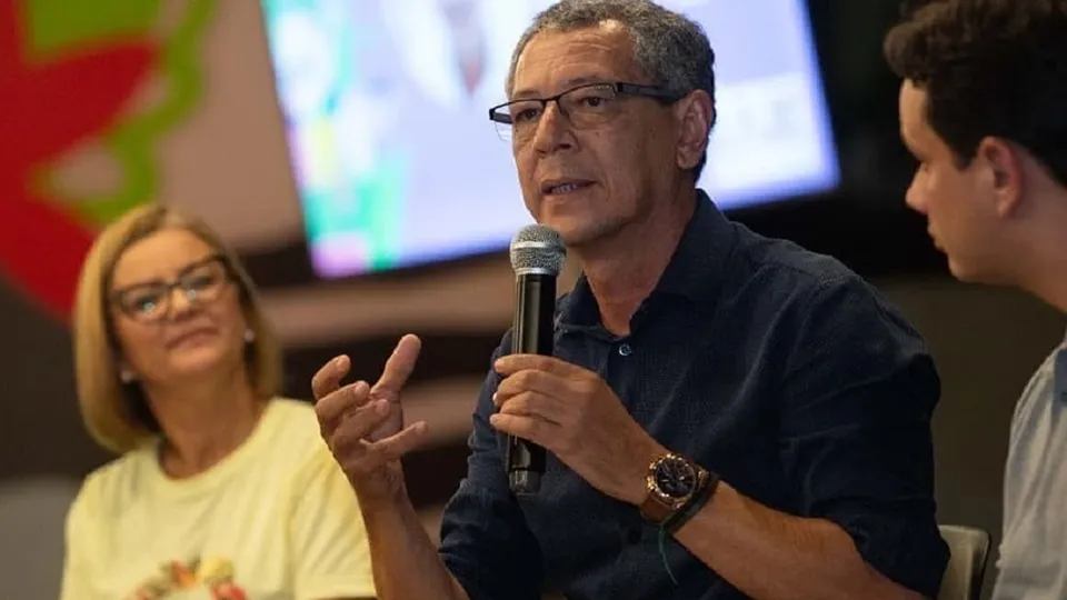 Criminosos invadiram a sede do Partido Verde e exigem resgate; polícia busca pistas para localizar o ativista.
