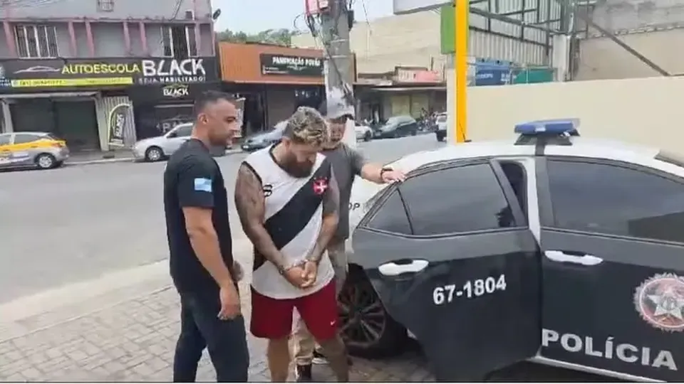 Antônio Oliveira dos Santos, conhecido como 'Barba', foi autuado por posse irregular de arma de fogo.