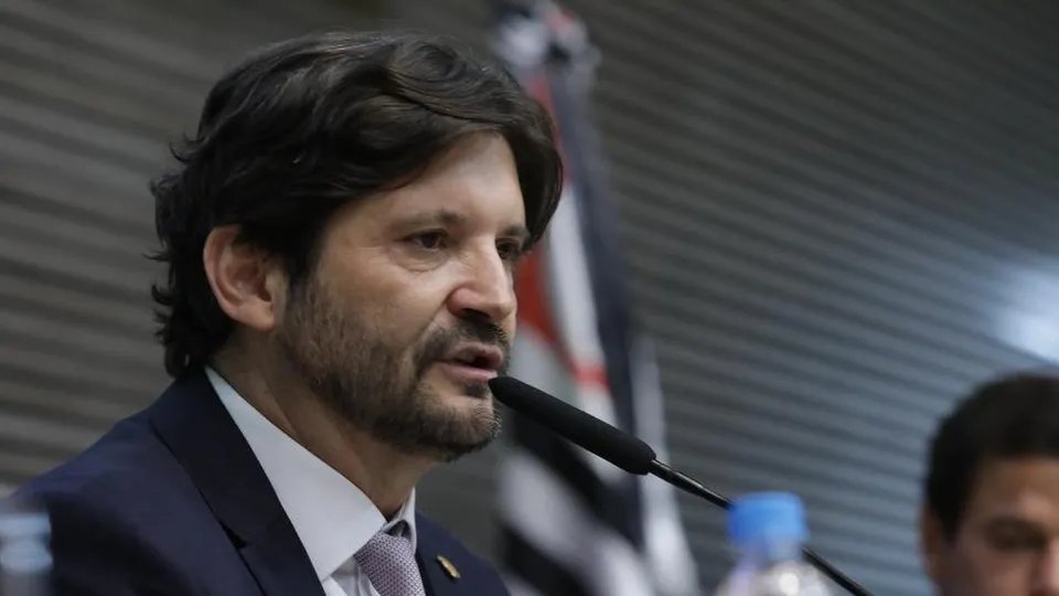 Deputado do PL foi reconduzido ao cargo após mudança na Constituição estadual; ele busca viabilizar candidatura em 2026.