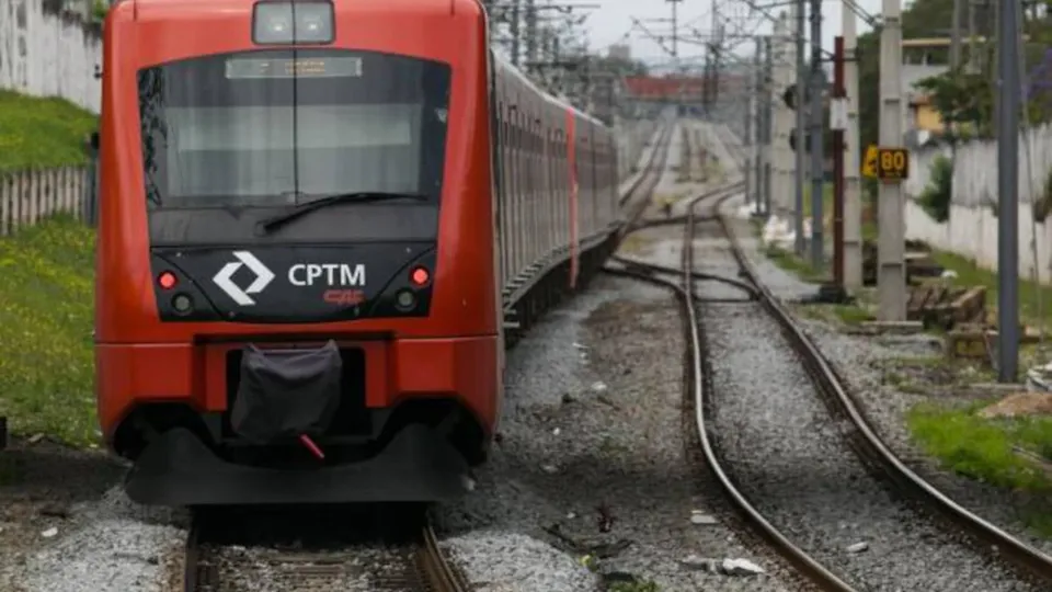 Tragédia ocorreu na manhã deste sábado (15) na Linha 12-Safira. Jovem pulou muro da CPTM para pegar uma bola e foi atingido.
