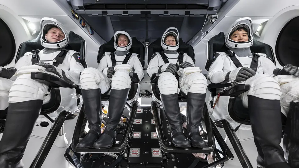 Missão traz nova tripulação à Estação Espacial Internacional e viabiliza retorno de astronautas que aguardam há meses.