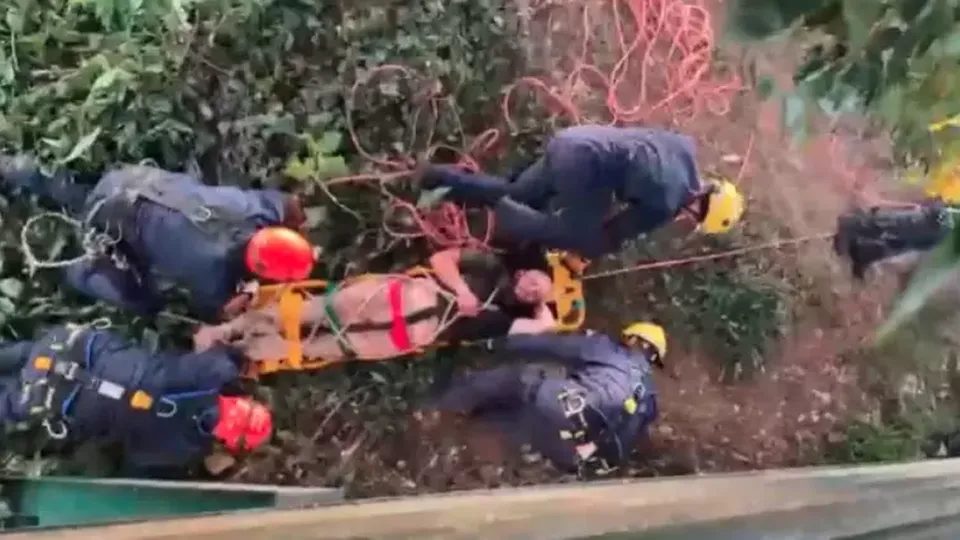 Motorista perdeu o controle do carro e caiu em ribanceira; ele foi resgatado consciente e com ferimentos leves