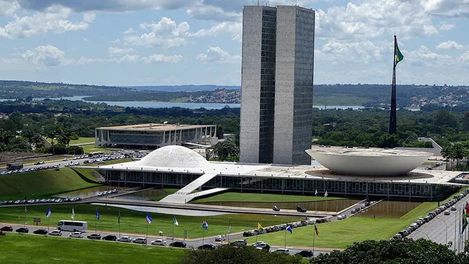 A Resolução 1/2025, que altera normas sobre emendas, visa aumentar a transparência e a eficiência na destinação de recursos públicos.