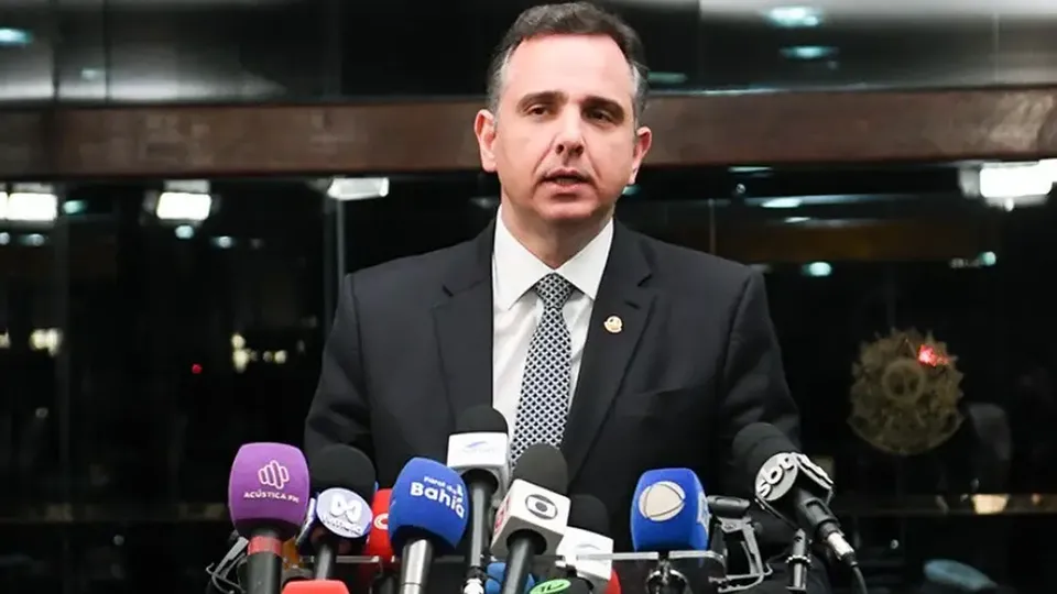 Ex-presidente do Senado decidiu não assumir cargo no governo e prioriza seu mandato em Minas Gerais.